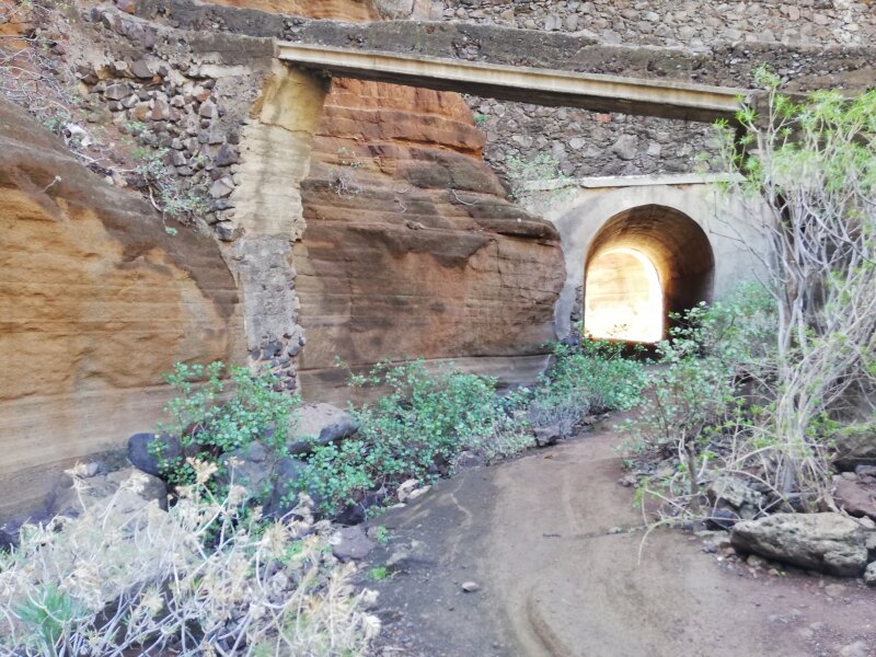 Barranco de las Vacas, the only entrance under GC550 through the tunnel